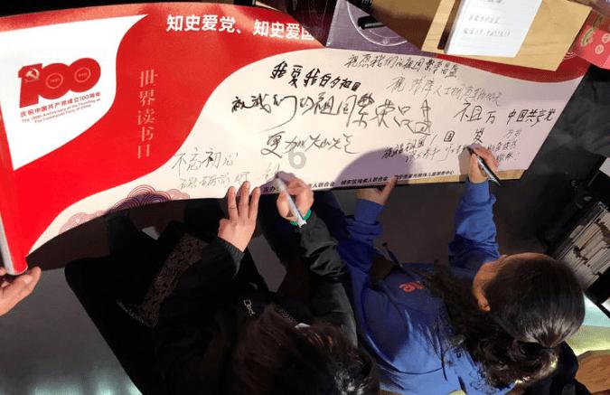 亚当玩高尔夫